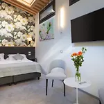 8 Loft Apartment *