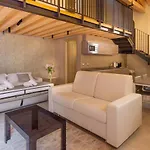 8 Loft Apartment *