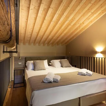 8 Loft Apartment *