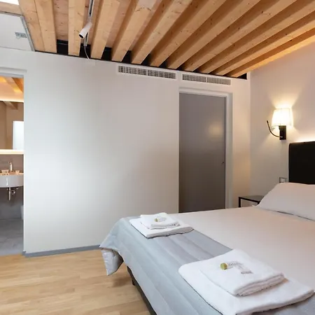 8 Loft Apartment *