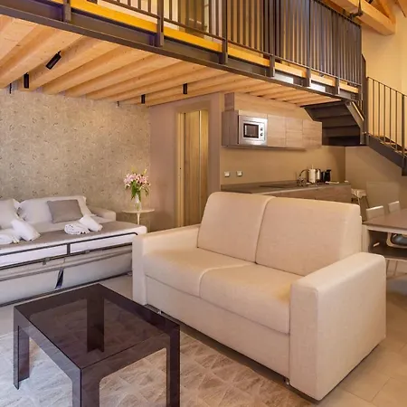 8 Loft Apartment *