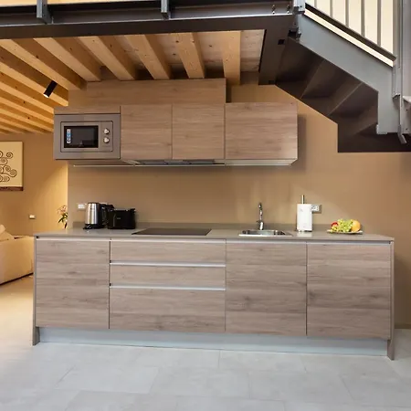 8 Loft Apartment *